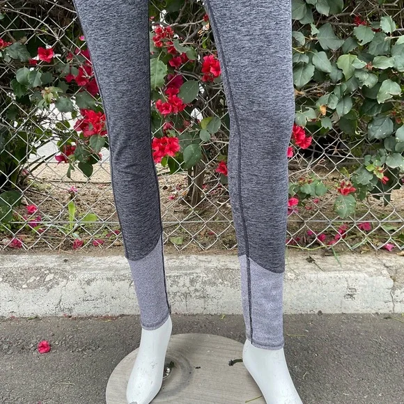 ALO  YOGA TWO PC SET SIZE LARGE TOP AND LEGGINGS - Picture 7 of 16